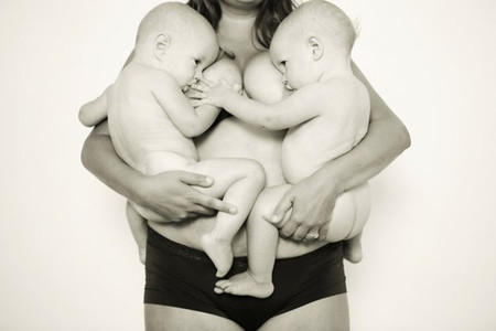 Lovelyn Palm – mẹ của 9 đứa trẻ - chụp hình cùng 2 bé sinh đôi 13 tháng tuổi: Emelia và Evelyn.