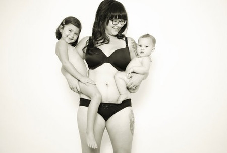 Erica Haggerman cùng hai bé: Leyla 4 tuổi và Vera 9 tháng tuổi.