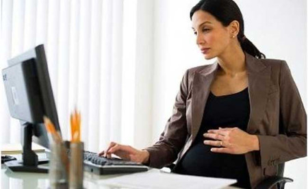 Nếu mẹ bầu thường xuyên làm việc trước máy tính, bạn cần cảnh giác với bức xạ điện từ.