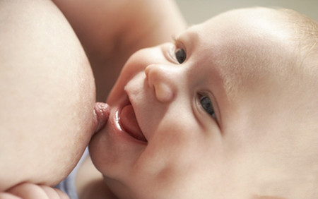 Việc ngực xấu hay không, không phải do bé bú mà là do trong quá trình mang thai kích thước vú đã có sự thay đổi 