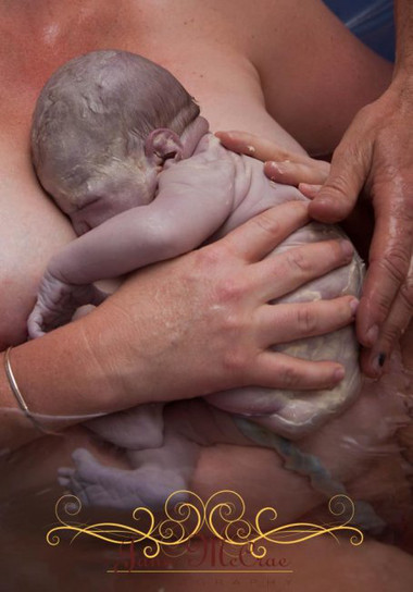 Một em bé được sinh ra dưới nước.