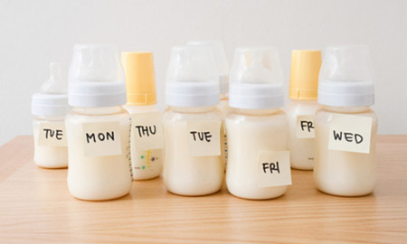 Nếu thừa sữa. các mẹ có thể uống hoặc trữ trong tủ lạnh cho bé uống dần