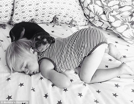Mỗi ngày Theo sẽ kiên nhẫn đợi Beau đi ngủ rồi cuộn người cạnh cậu bé