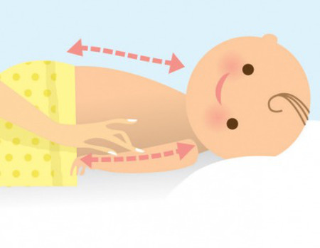 Khẽ lật người bé để đặt bé nằm ngửa và lặp lại các động tác trên với phần ngực và mặt trước hai tay, chân bé.