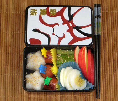 Thông thường một hộp bento onigiri (cơm) với xúc xích nhỏ cắt giống như con bạch tuộc, rau và trứng hoặc thịt 