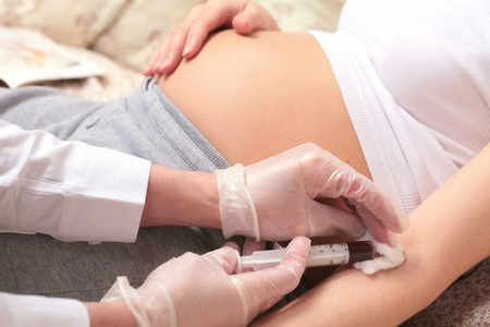 Xét nghiệm máu mẹ cũng giúp phát hiện nhiều dị tật ở thai nhi 