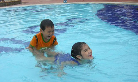 Bơi là bộ môn thể thao giúp bé phát triển chiều dài tốt nhất 