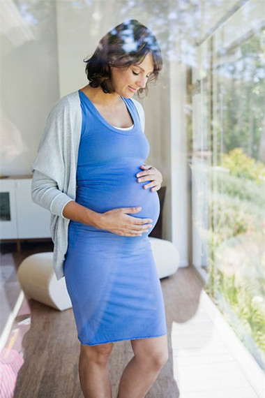 Phụ nữ mang thai không nên đứng lâu, bởi nó dễ gây ra đau lưng, giãn tĩnh mạch và làm chậm sự lưu thông máu ở chân, gây ra phù nề chân. 