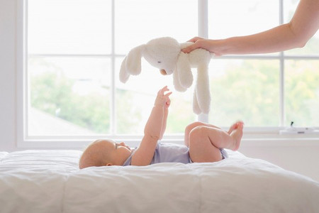 giup-be-phat-trien-5-giac-quan-tu-giai-doan-so-sinh