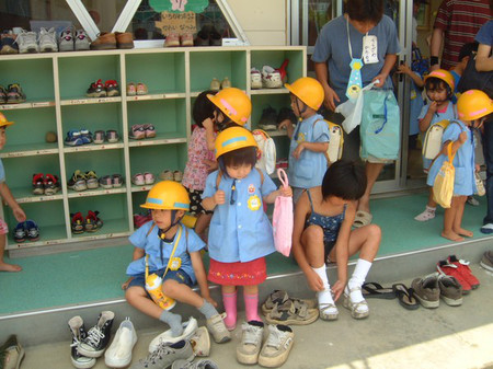 Trẻ con Nhật Bản tự lập từ bé.