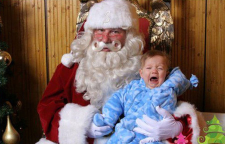 Chắc Santa lừ mắt làm cậu bé sợ?