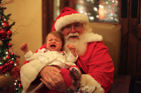 Cô bé khóc thét khi được ông già Noel bế trên tay.