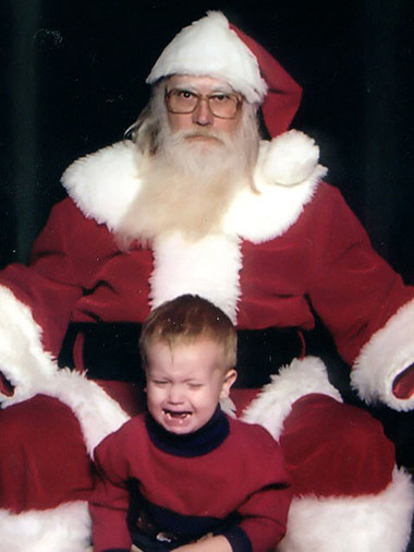 Mặc dù đã diện nguyên bộ đồ Noel để nhận quà nhưng bé vẫn khóc thét khi nhìn thấy ông già mặc bộ đồ màu đỏ. 