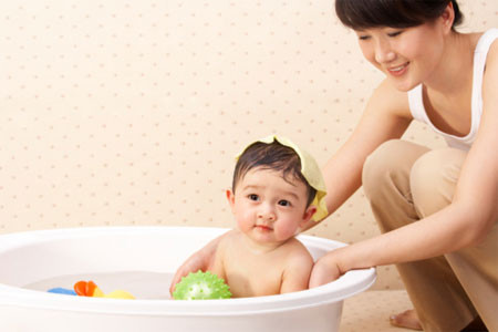 Khi tắm, đừng để bé một mình dù chỉ 1 giây