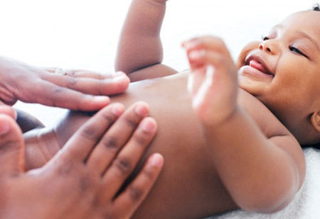 Bé sơ sinh gặp những cơn đau bụng thất thường như thế này là chuyện không hề hiếm, đặc biệt khi bé dưới 1 tháng tuổi, tình trạng này sẽ dần được cải thiện khi bé hơn 3 tháng tuổi 