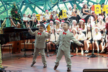 Nhật Minh và Quốc Thái trong buổi biểu diễn mừng giáng sinh Carol by Daylight được lên truyền hình Úc