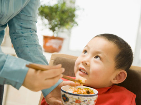 Trẻ nhỏ thường "được" ăn trước cả nhà 