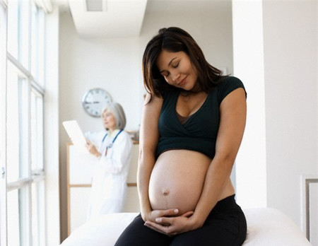 Siêu âm và những xét nghiệm thai kỳ giúp theo dõi sức khỏe, vị trí của bào thai đôi, phát hiện sớm các vấn đề cần can thiệp.
