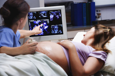  Siêu âm tại các trung tâm y tế chuyên khoa giúp mẹ phát hiện sớm nguy cơ thai có vấn đề. 