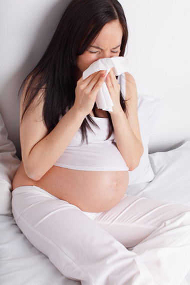 Cúm thường khó ảnh hưởng tới bào thai, tuy nhiên nếu mẹ bị sốt thì em bé sẽ bị ảnh hưởng