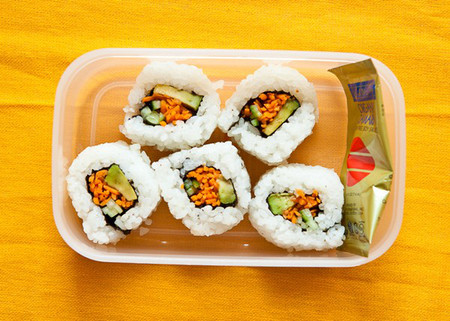 Món sushi với cà rốt, bơ, và dưa chuột thái nhỏ chấm nước tương.
