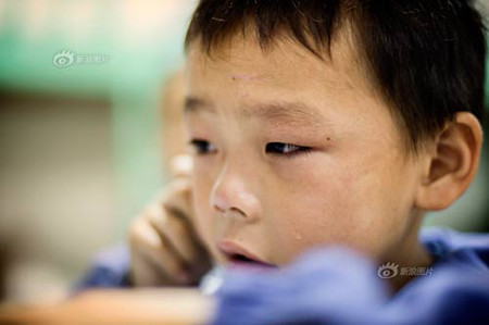 Cậu bé Đông Văn Kỳ gọi về nhà và khóc, mặc dù bé đã ở đây mấy tháng rồi nhưng vẫn chưa quen hẳn. Có nhiều học sinh đều như vậy.