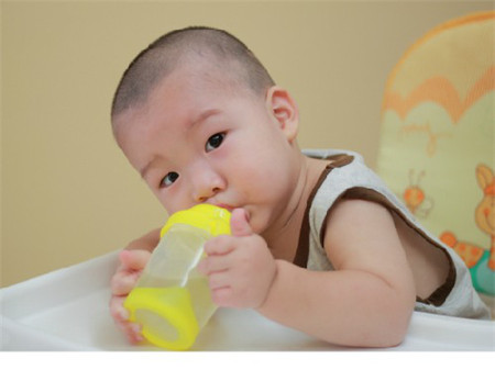 Làm sao để bé thích uống sữa?