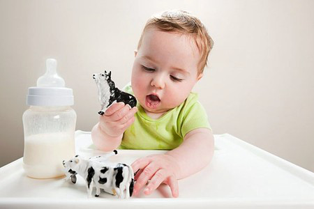 Trẻ uống sữa hàng ngày sẽ có điểm IQ cao hơn các bé cùng tuổi.