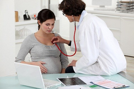 Tình trạng đông máu không chỉ xuất hiện ở phụ nữ có thai mà còn kéo dài 12 tuần sau khi sinh.