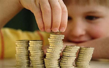 Giới chuyên gia khuyên rằng cần dạy trẻ khái niệm về đồng tiền ngay từ lúc nhỏ.