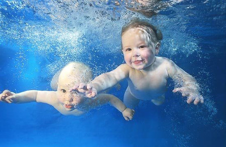 Không có khái niệm về thời gian thích hợp cho bé tập bơi. Thực tế, bé có thể học cách bơi từ rất sớm. 