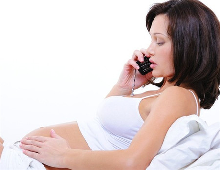 Mẹ bầu nếu có thể, hãy hạn chế thời gian sử dụng điện thoại khi mang thai. 