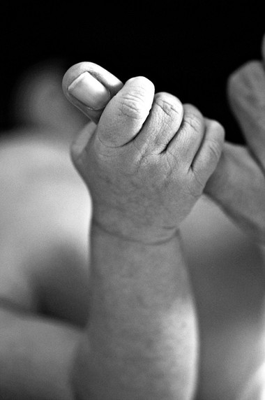 Nắm lấy những gì được đặt vào bàn tay là phản xạ tự nhiên của tất cả bé sơ sinh. Nếu muốn chụp bức hình kỷ niệm đầu tiên với bé, đây là ý tưởng tuyệt vời dành cho bạn.