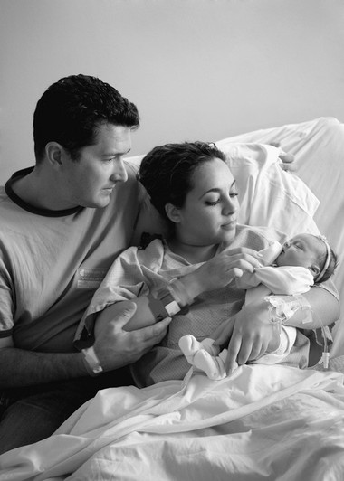 Bức ảnh đầu tiên bố mẹ được chụp cùng với bé là điều đã được ấp ủ suốt 9 tháng 10 ngày.