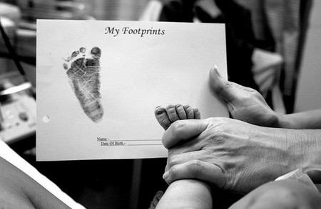 Chụp lại bức ảnh ghi dấu chân của bé trong ngày đầu tiên sẽ có giá trị tinh thần vô cùng to lớn cho bé và cả bạn sau này.