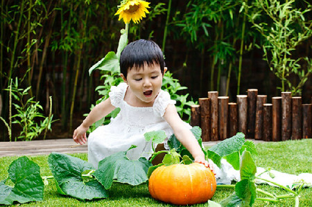 Cùng con trồng cây ăn trái là cách dạy bé yêu thiên nhiên hiệu quả nhất. 