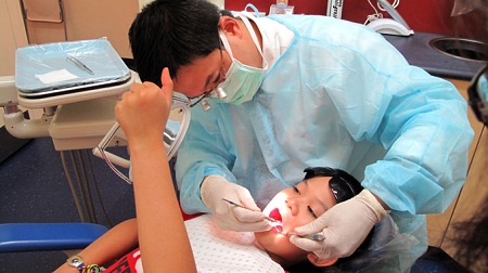 Để chữa răng cho trẻ an toàn, bác sĩ điều trị răng cần có kinh nghiệm, hiểu được tâm lý bệnh nhi.