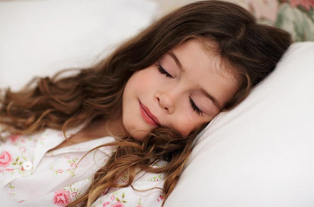Cho con ngủ riêng có thể trở thành vấn đề đau đầu bởi nhiều bé chỉ thích ngủ chung với bố mẹ.