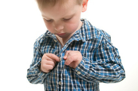 Trẻ có thể tự mặc quần áo trước 3 tuổi. 
