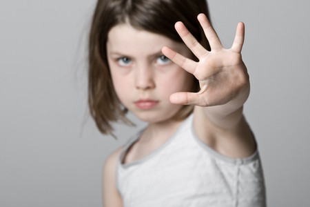 Luật bàn tay là một bài tập - trò chơi hay để dạy con về khoảng cách an toàn khi giao tiếp