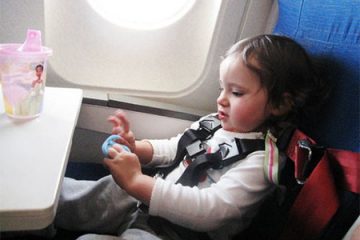Vài kinh nghiệm hữu ích khi cho bé đi máy bay