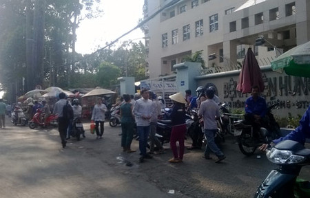 Phía trước cổng bệnh viện phụ sản Hùng Vương tấp nập người ra vào rất dễ xảy ra chuyện kẻ xấu trà trộn vào bệnh viện bắt cóc trẻ.