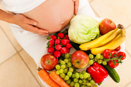 Trái cây và rau xanh khiến mẹ không tăng cân quá nhiều trong thai kỳ. 
