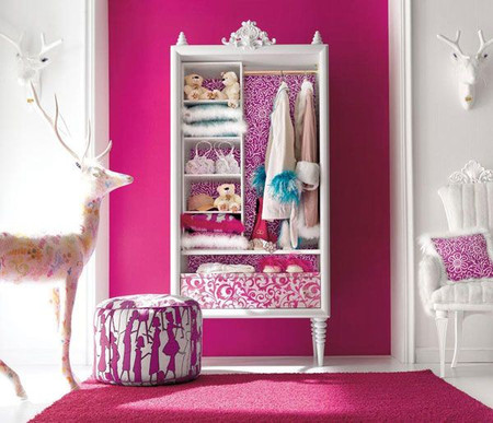 Tủ quần áo với các chi tiết chạm khắc đơn giản cùng họa tiết hồng trắng nhẹ nhàng.