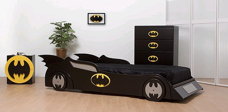 Chiếc giường có tạo hình“siêu xe” giống của chú Người Dơi sẽ khiến bé trai muốn được làm anh hùng trừ gian diệt ác mê tít.