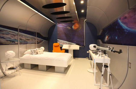 Một phòng ngủ được trang hoàng như trong tàu vũ trụ với kính viễn vọng là ý tưởng vô cùng thú vị. Chiếc giường như trong trụ sở NASA sẽ là món quà vô giá cho cậu bé mơ ước một ngày nào đó mình sẽ trở thành một phi hành gia. 