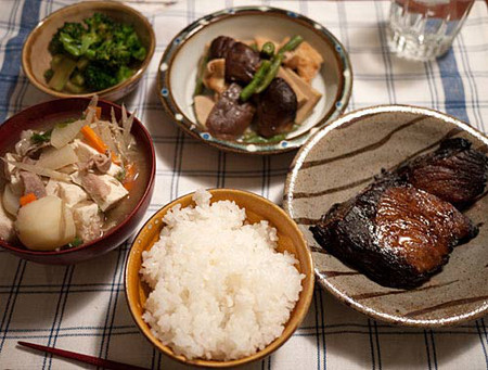 Thực đơn của mẹ Nhật sau sinh hay có món cá 
