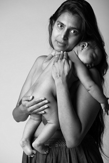 Trong "A Beautiful Body", phụ nữ được quyền khoe những phần cơ thể đã bị biến đổi xấu xí sau khi sinh mà không cần qua photoshop.