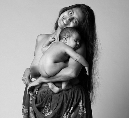 Một trong số 80 bà mẹ của dự án "A Beautiful Body" đang ôm đứa con đầu lòng ra đời bằng phương pháp sinh mổ.