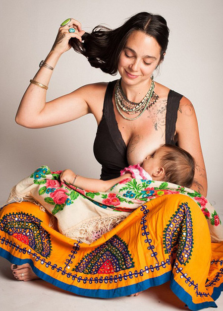 Một bà mẹ 36 tuổi đang cho con gái bú khi tham gia chụp ảnh cho dự án "A Beautiful Body".